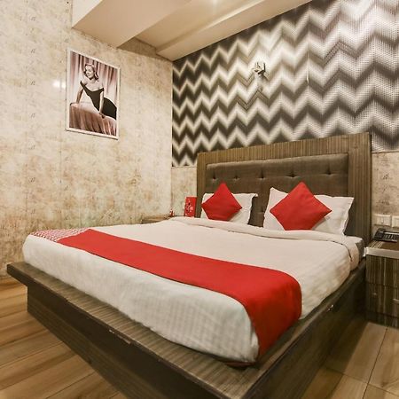 Collection O 76248 Hotel D Crown New Delhi Bagian luar foto