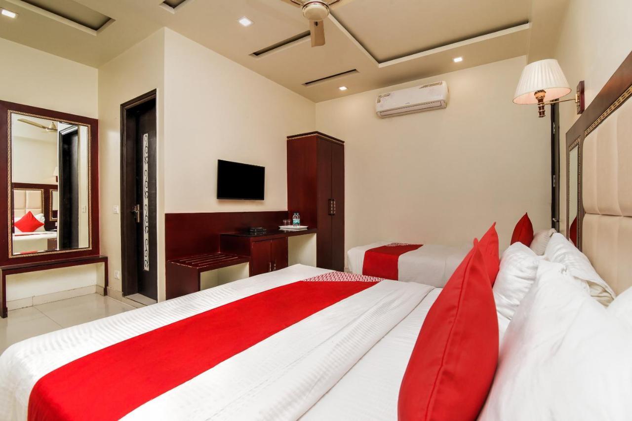 Collection O 76248 Hotel D Crown New Delhi Bagian luar foto