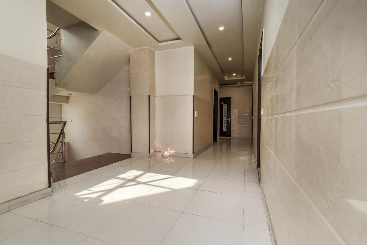 Collection O 76248 Hotel D Crown New Delhi Bagian luar foto