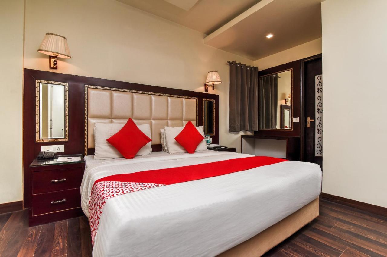 Collection O 76248 Hotel D Crown New Delhi Bagian luar foto