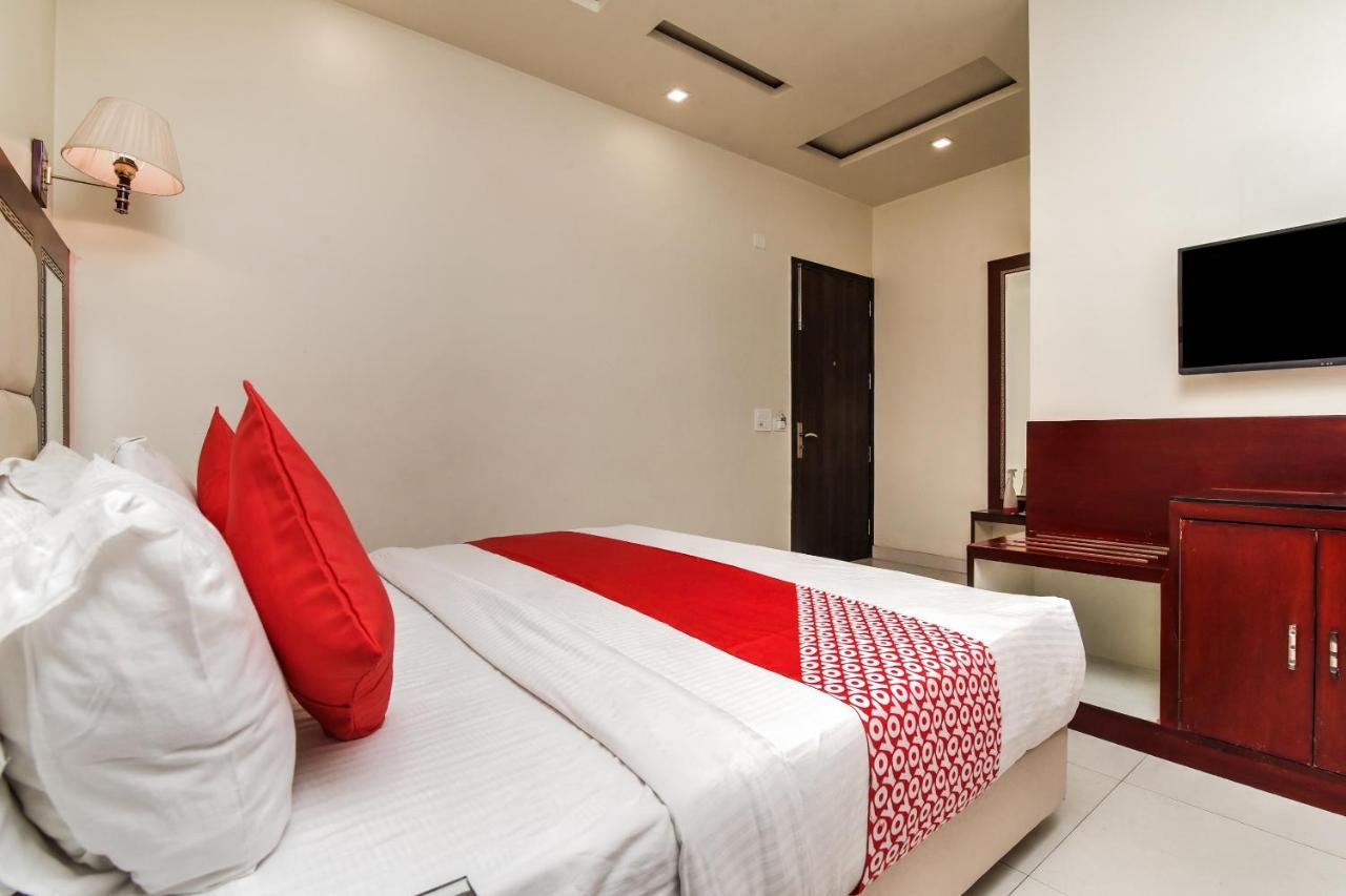 Collection O 76248 Hotel D Crown New Delhi Bagian luar foto