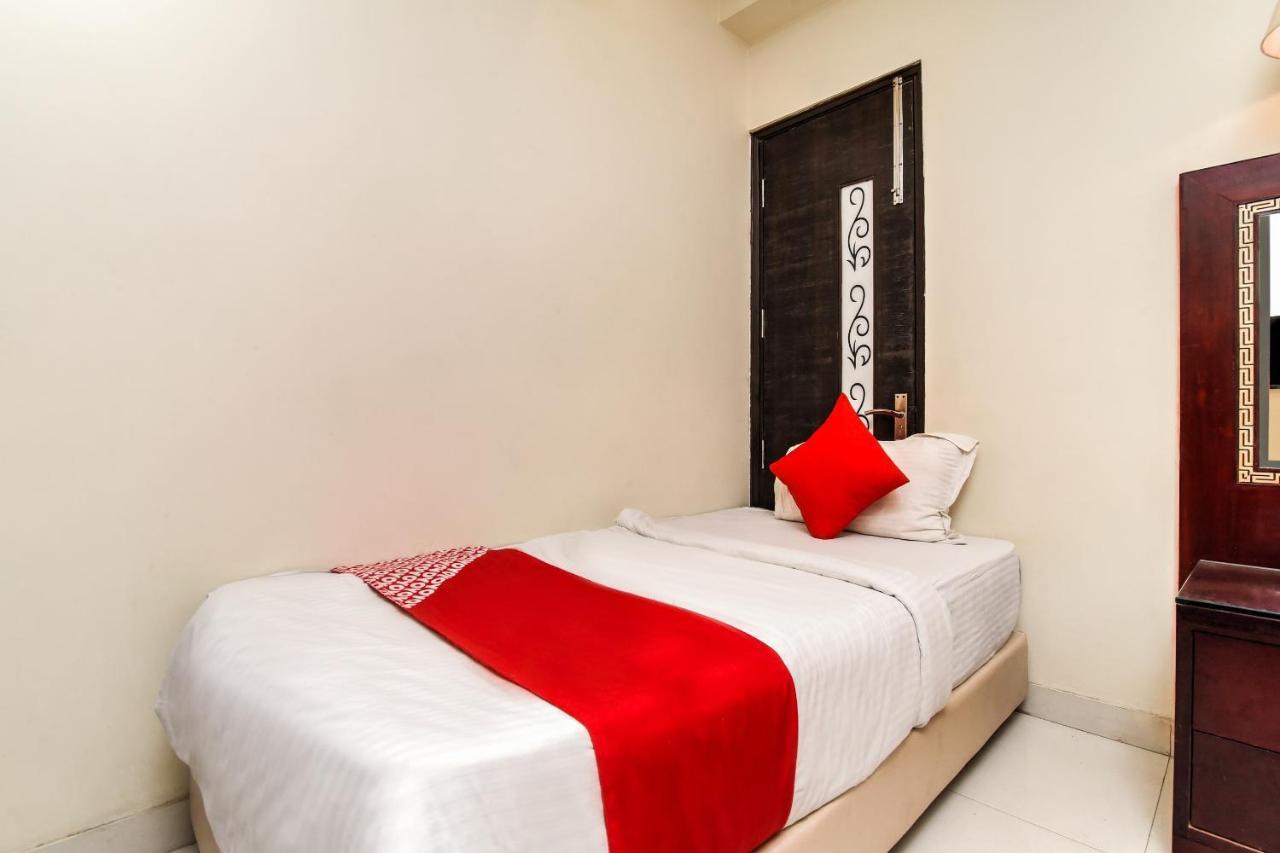 Collection O 76248 Hotel D Crown New Delhi Bagian luar foto