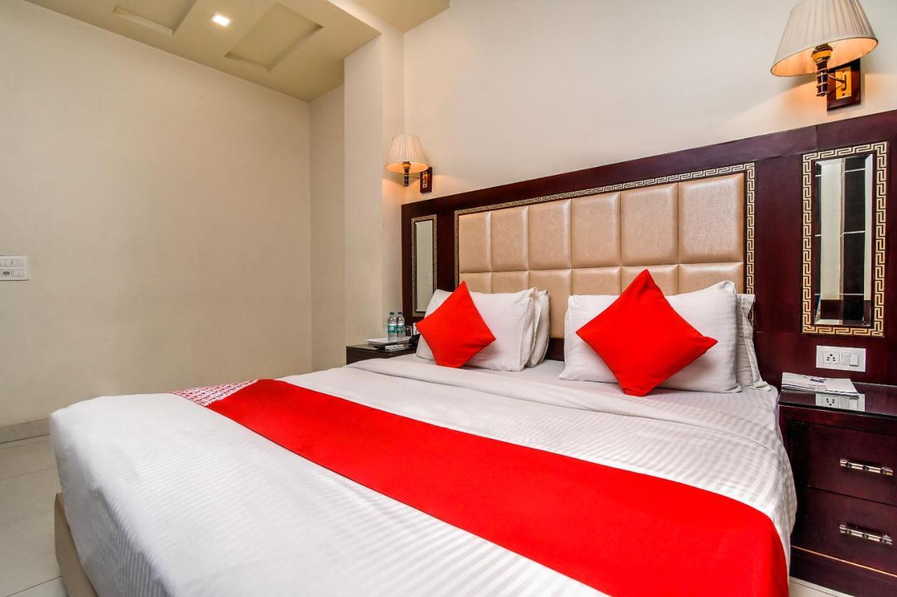 Collection O 76248 Hotel D Crown New Delhi Bagian luar foto